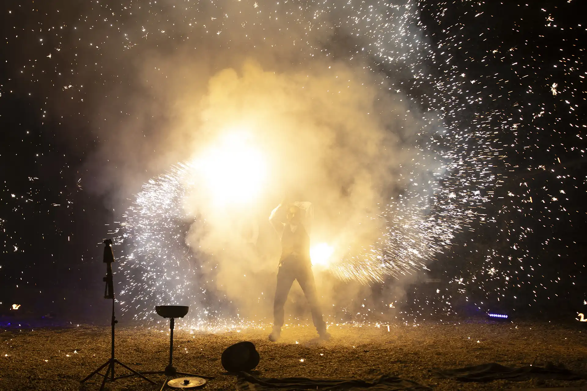 homme-debout-devant-un-feu-dartifice